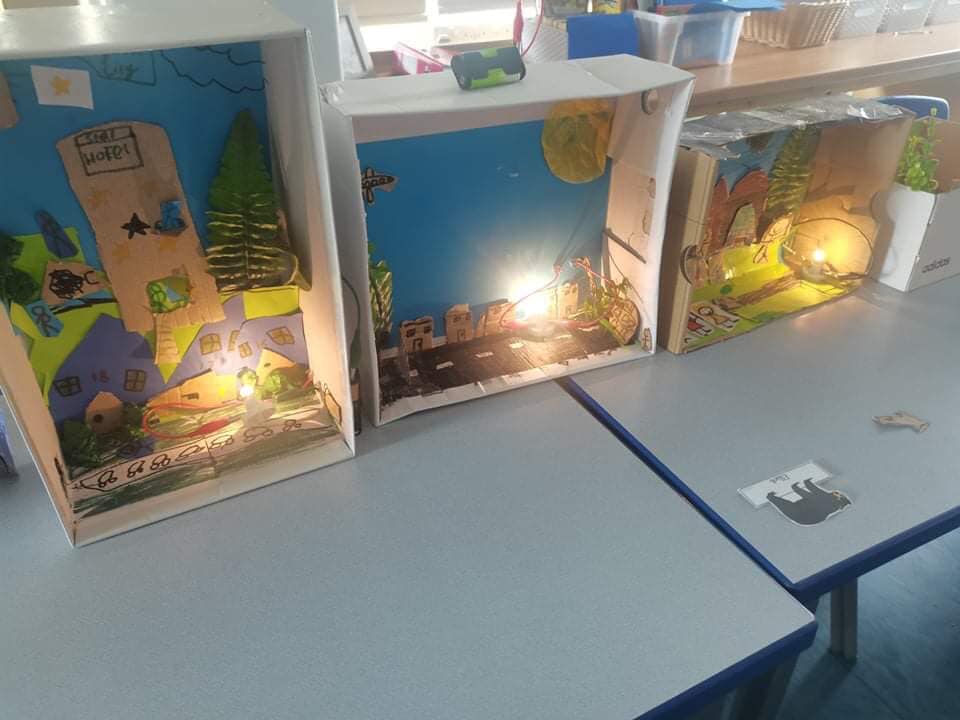 Year 4's light up towns